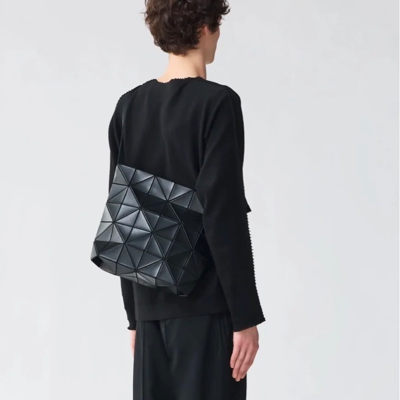 ISSEY MIYAKE BAOBAO 幾何大方格5x6皮質斜背扁包(霧黑)-0