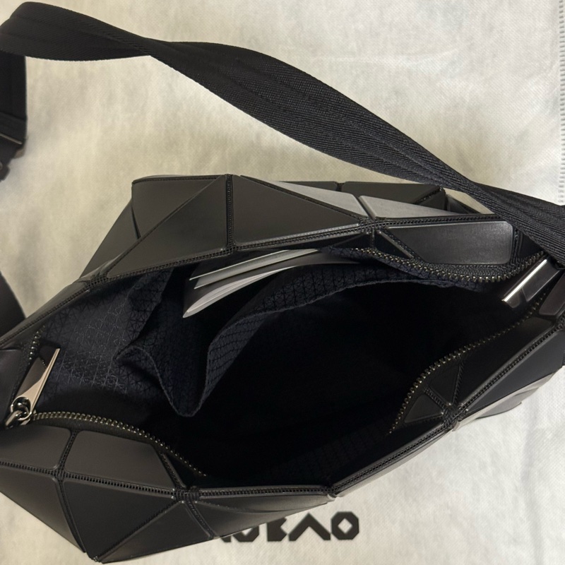 ISSEY MIYAKE BAOBAO 幾何大方格5x6皮質斜背扁包(霧黑)-5