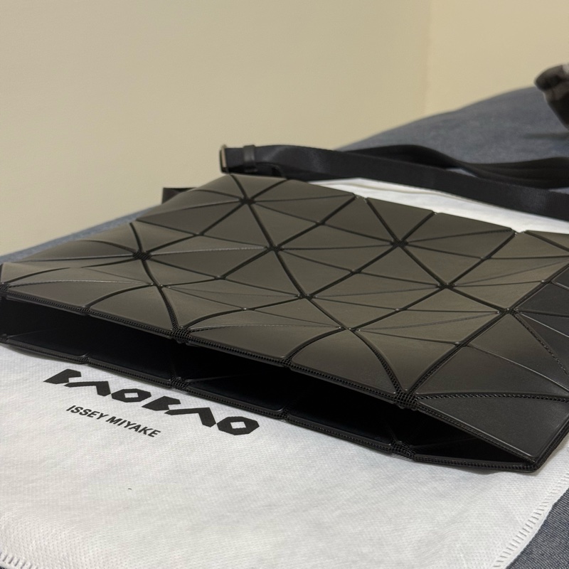 ISSEY MIYAKE BAOBAO 幾何大方格5x6皮質斜背扁包(霧黑)-7