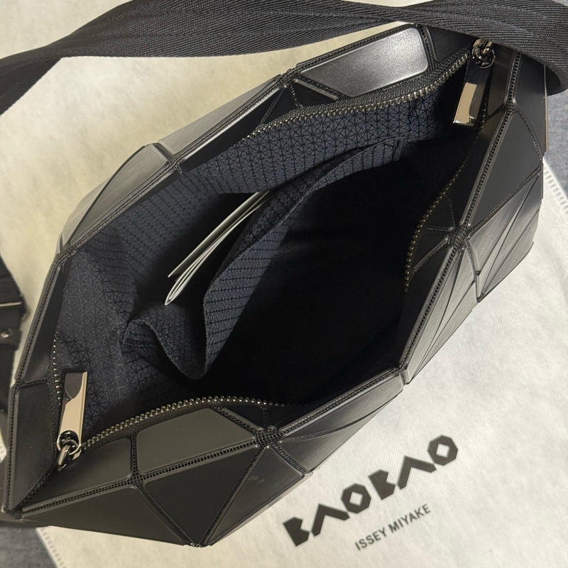 ISSEY MIYAKE BAOBAO 幾何大方格5x6皮質斜背扁包(霧黑)-8
