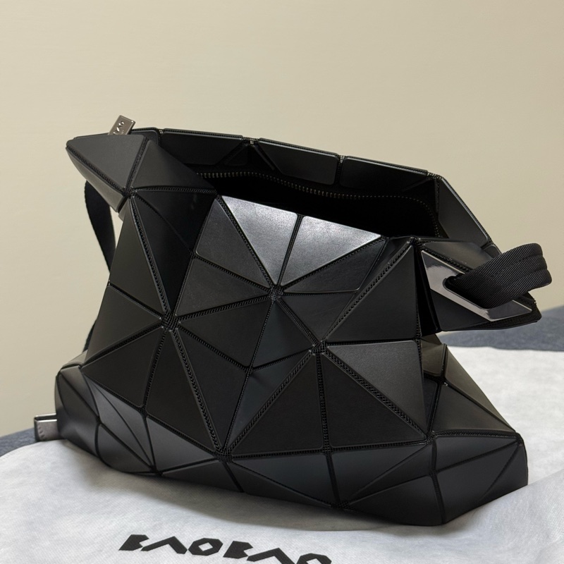 ISSEY MIYAKE BAOBAO 幾何大方格5x6皮質斜背扁包(霧黑)-9