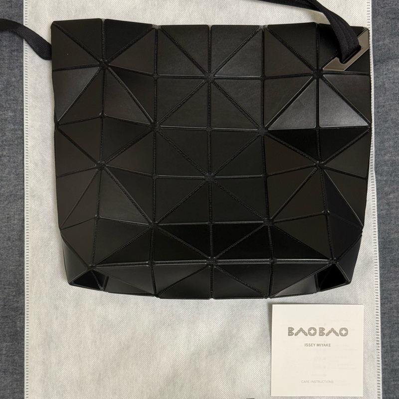 ISSEY MIYAKE BAOBAO 幾何大方格5x6皮質斜背扁包(霧黑)-10