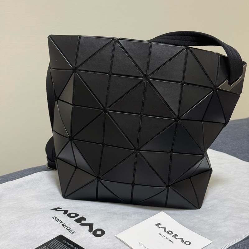 ISSEY MIYAKE BAOBAO 幾何大方格5x6皮質斜背扁包(霧黑)-11