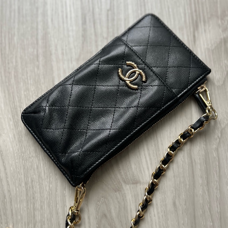 Chanel 荔枝皮 金屬雙c 魚子醬皮 手機包 拉鍊長夾 #割愛收藏32800 超時髦超好用 鈔票平方不用折 #絕版買不到了 #附上皮穿鏈直接可以斜背 #一包多用 #保卡防塵套原廠盒都有-18