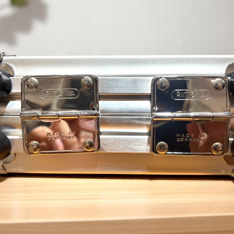 RIMOWA鈦合金銀色硬箱包-4