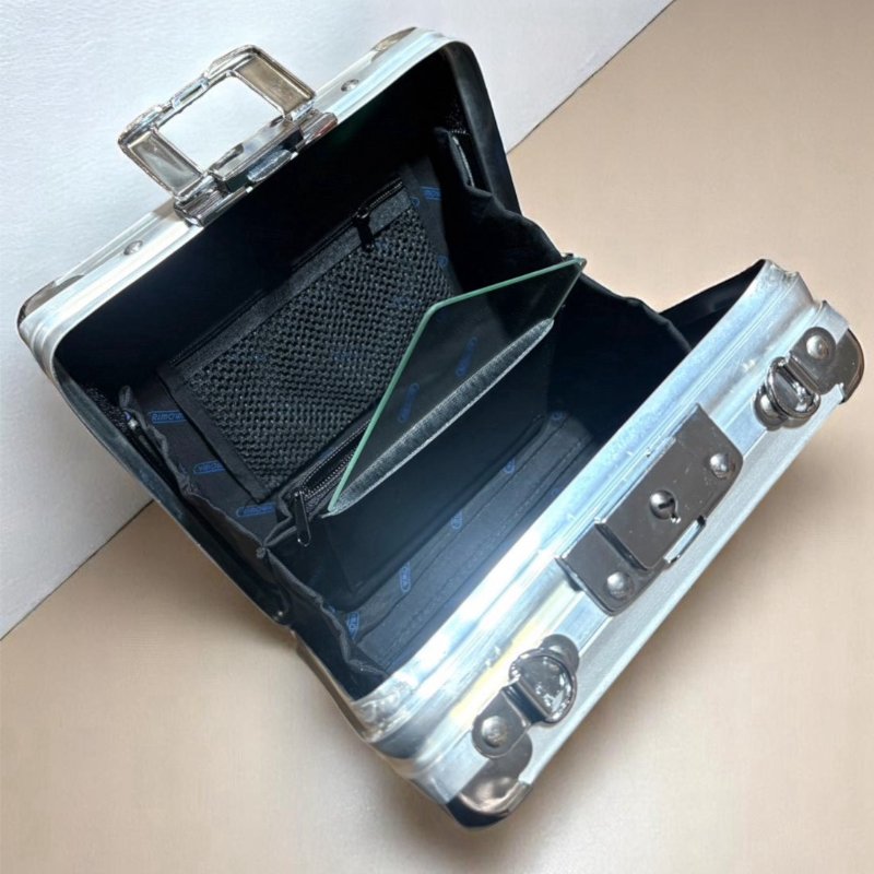 RIMOWA鈦合金銀色硬箱包-6