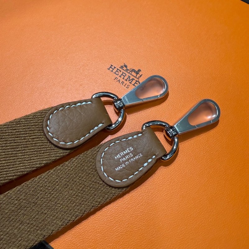 （熱門新品）HERMES Mini Evelyne 16 焦糖色全皮銀釦H洞洞迷你斜背包-4