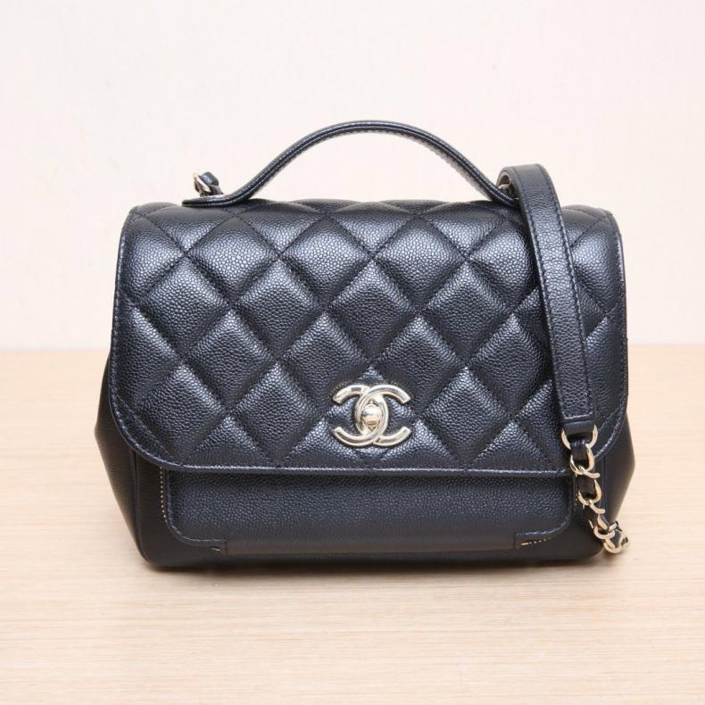 CHANEL(香奈兒) Business Affinity 口蓋郵差包 配手柄 中號 23cm 黑色 荔枝 晶片開 淺金扣-0