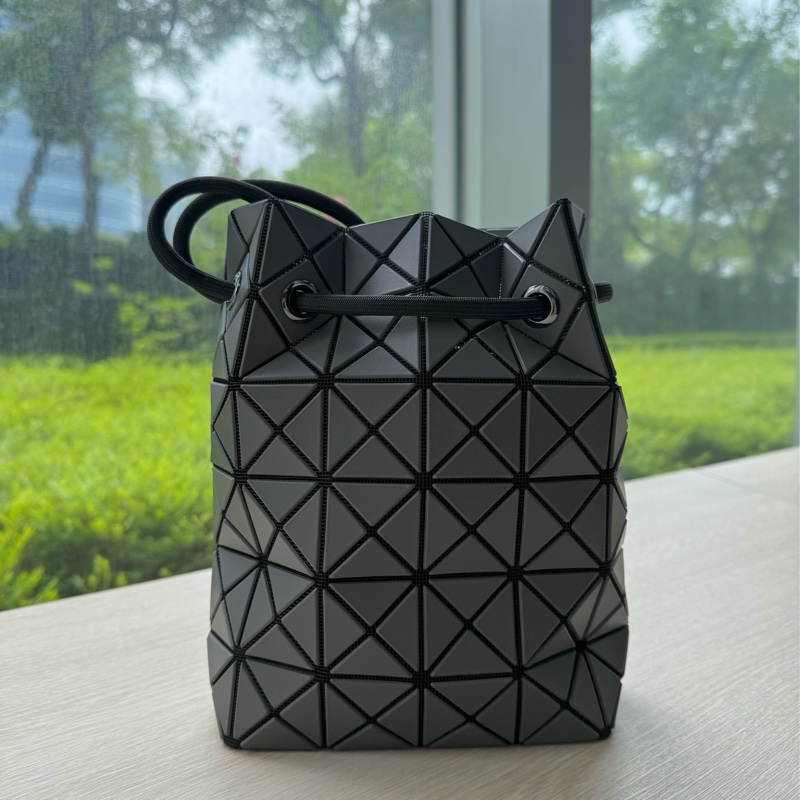 (已售出 勿詢問)三宅一生 Issey Miyake Bao Bao 抽繩水桶包 霧面仿皮質 炭灰色 全新-1