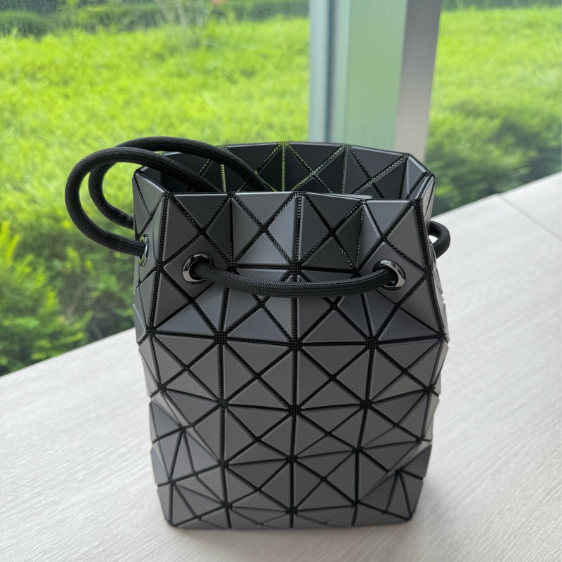 (已售出 勿詢問)三宅一生 Issey Miyake Bao Bao 抽繩水桶包 霧面仿皮質 炭灰色 全新-2