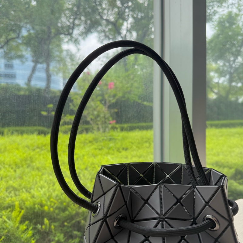 (已售出 勿詢問)三宅一生 Issey Miyake Bao Bao 抽繩水桶包 霧面仿皮質 炭灰色 全新-5