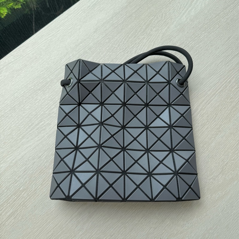 (已售出 勿詢問)三宅一生 Issey Miyake Bao Bao 抽繩水桶包 霧面仿皮質 炭灰色 全新-7