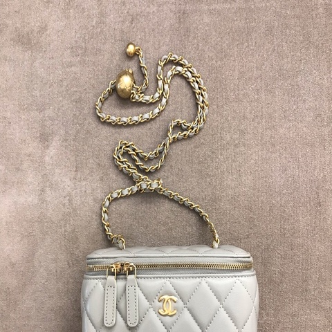 CHANEL AP2303