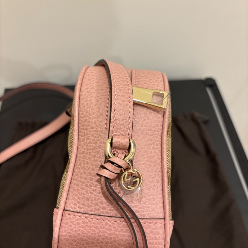 GUCCI 相機包 經典雙G緹花皮飾邊斜背小方包 駝/粉邊-11