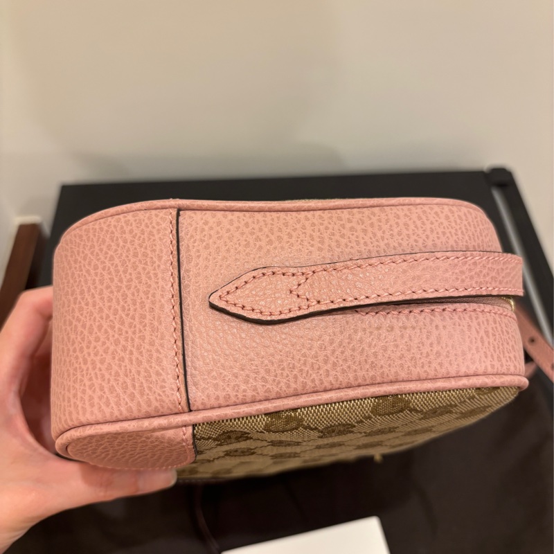 GUCCI 相機包 經典雙G緹花皮飾邊斜背小方包 駝/粉邊-13