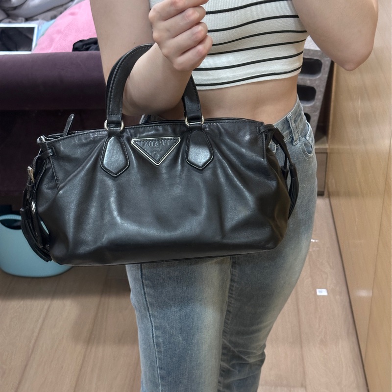 Prada 牛皮 all black秀款 可手提/肩背的托特包-1