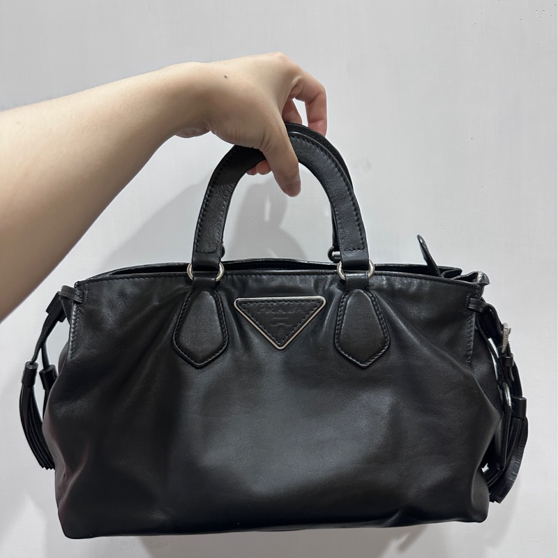 Prada 牛皮 all black秀款 可手提/肩背的托特包-3