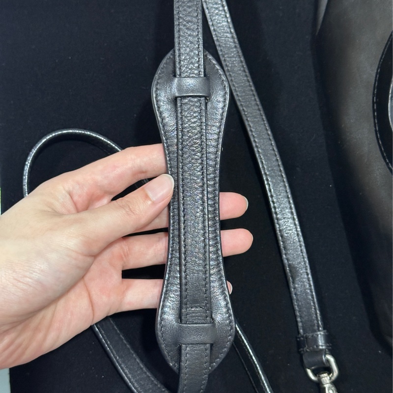 Prada 牛皮 all black秀款 可手提/肩背的托特包-10
