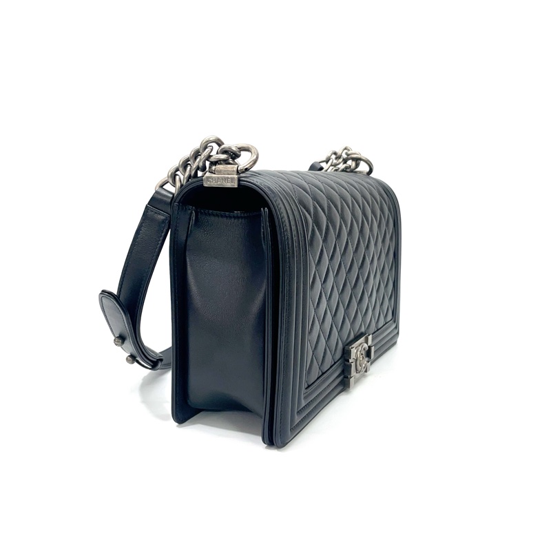 Chanel 黑羊皮Boy28銀釦下蓋肩斜包 A92193-2