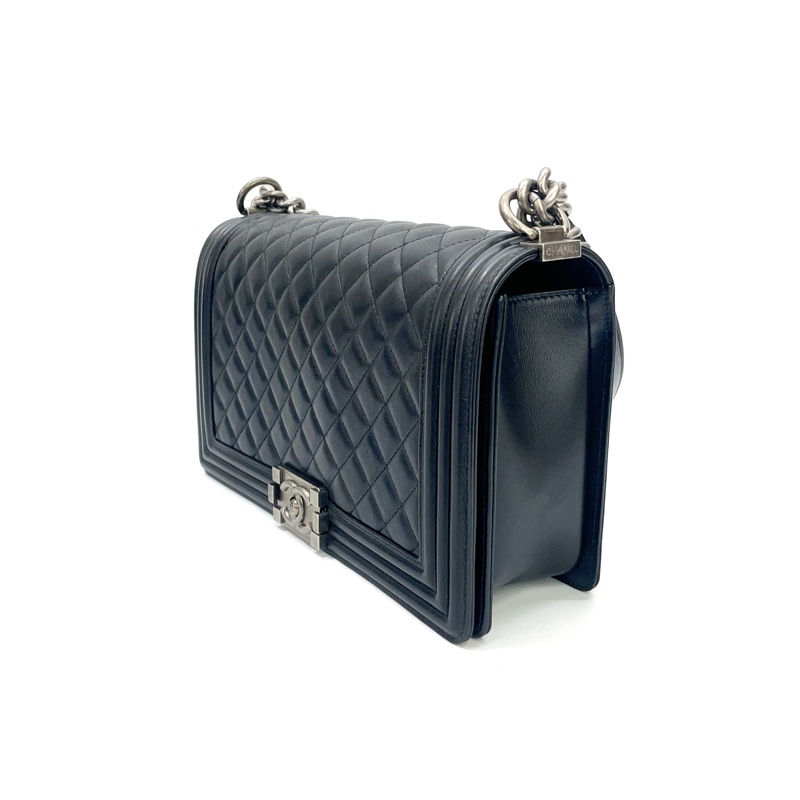 Chanel 黑羊皮Boy28銀釦下蓋肩斜包 A92193-3