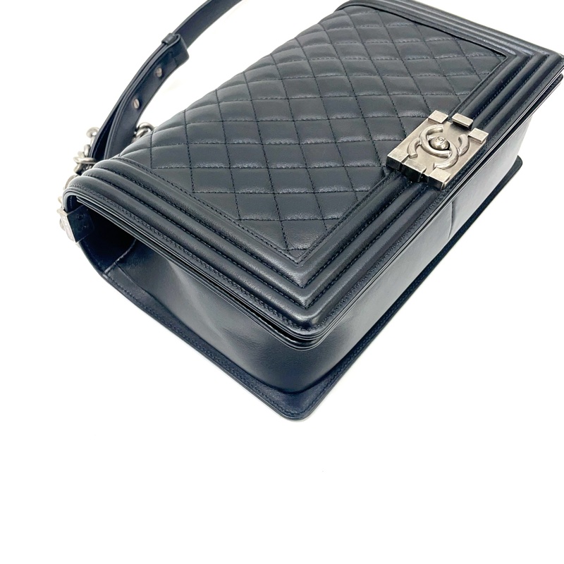 Chanel 黑羊皮Boy28銀釦下蓋肩斜包 A92193-5