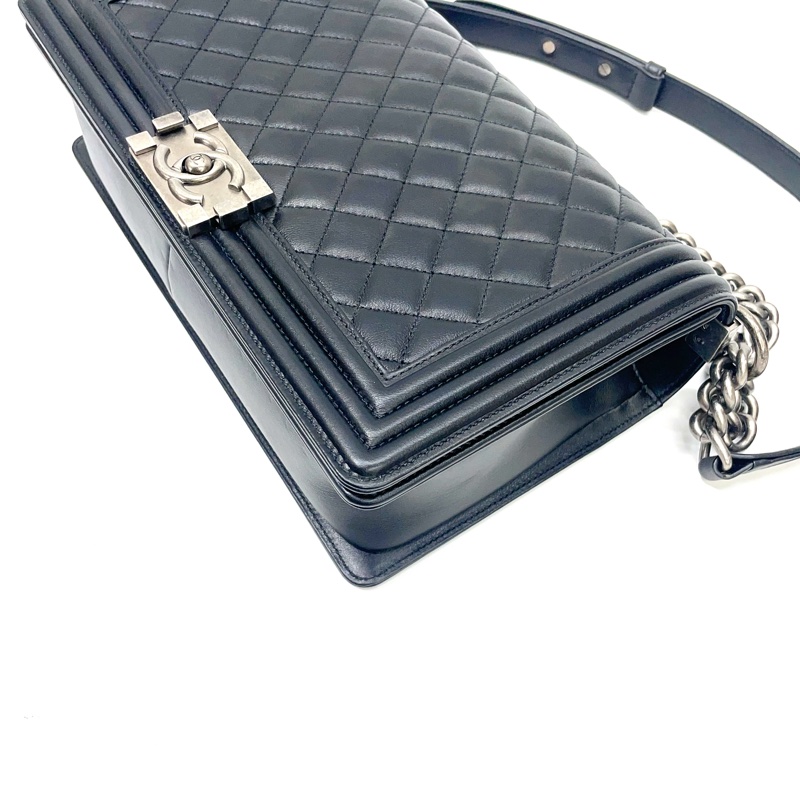 Chanel 黑羊皮Boy28銀釦下蓋肩斜包 A92193-6