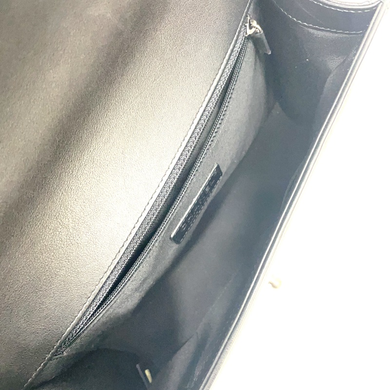 Chanel 黑羊皮Boy28銀釦下蓋肩斜包 A92193-7