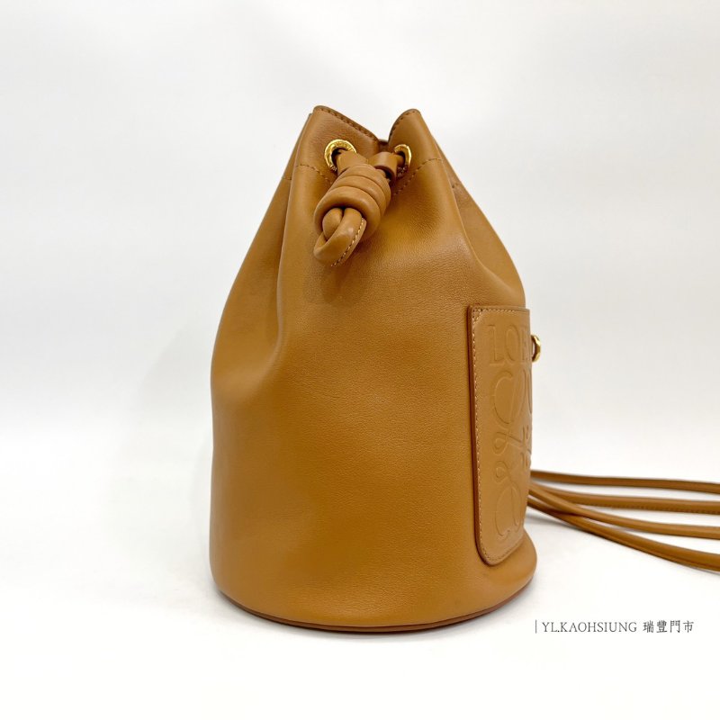 ❣Loewe 金棕色羊皮金釦Sailor Logo口袋束口肩背包-5