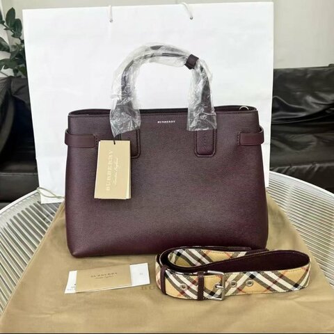 Burberry banner 斜背包酒紅色全皮款 配經典格紋肩帶33×25  全新 配件塵袋