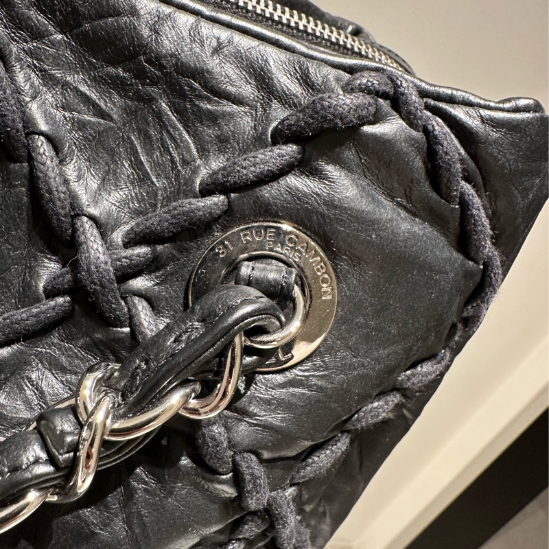 CHANEL 黑色牛革菱格紋包-15