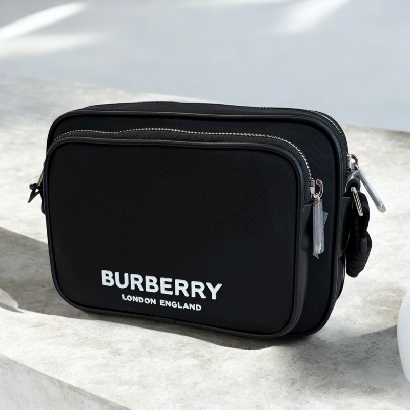 Burberry 品牌字母印花尼龍斜背包-1