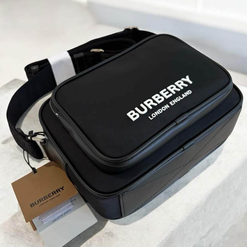Burberry 品牌字母印花尼龍斜背包-4