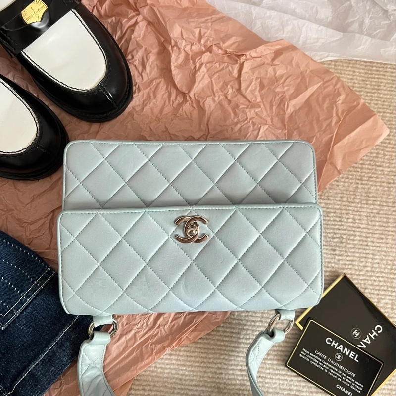 Chanel • Baby Blue 寶寶藍銀釦羊皮郵差包 全網唯一-1