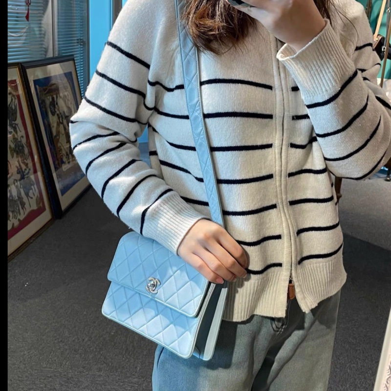 Chanel • Baby Blue 寶寶藍銀釦羊皮郵差包 全網唯一-11