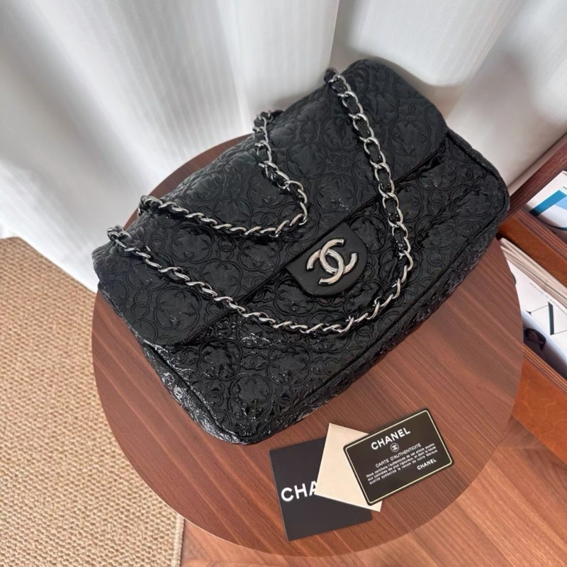 Chanel • Cf 30 稀有山茶花壓紋 黑銀油蠟牛皮機場包-1