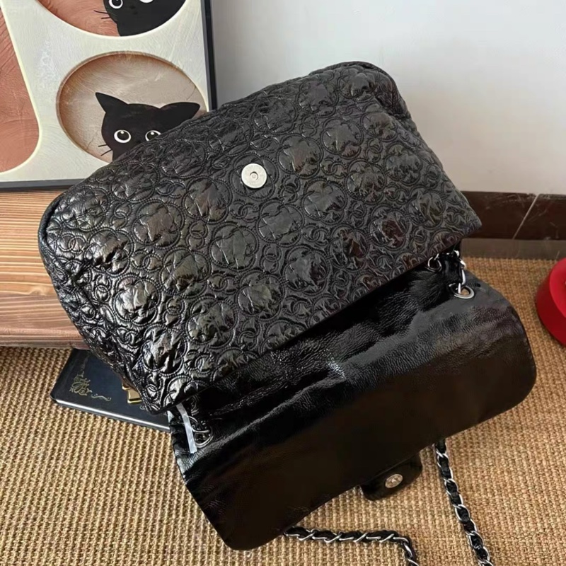 Chanel • Cf 30 稀有山茶花壓紋 黑銀油蠟牛皮機場包-3