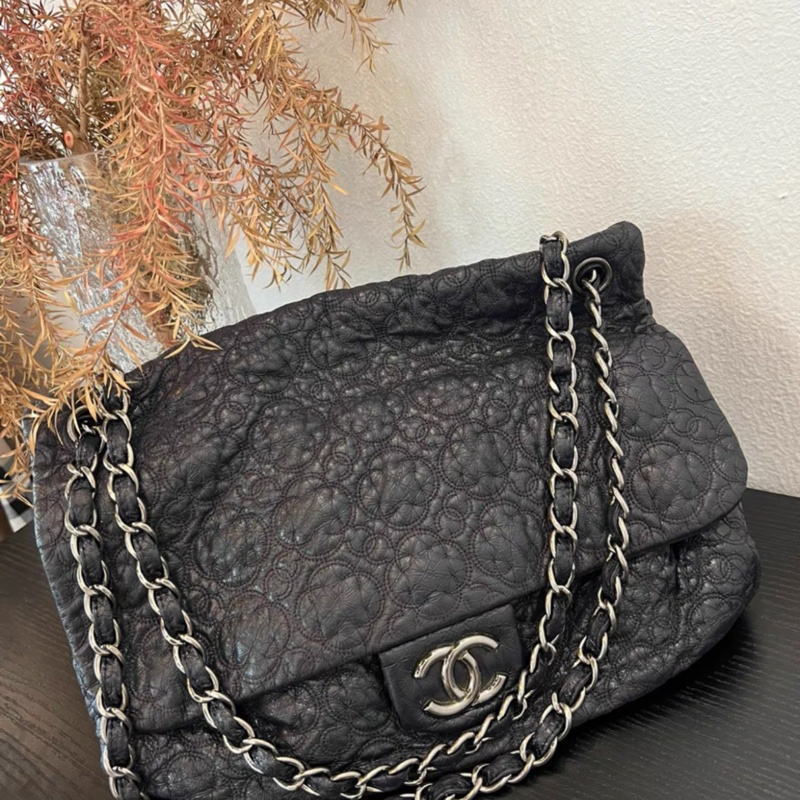 Chanel • Cf 30 稀有山茶花壓紋 黑銀油蠟牛皮機場包-4