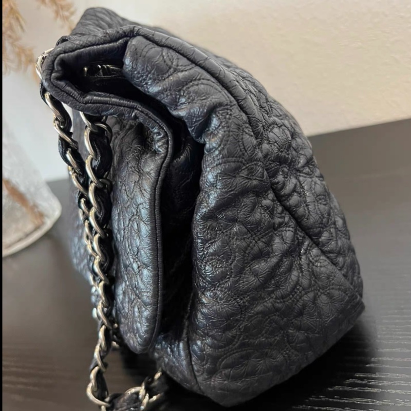 Chanel • Cf 30 稀有山茶花壓紋 黑銀油蠟牛皮機場包-7