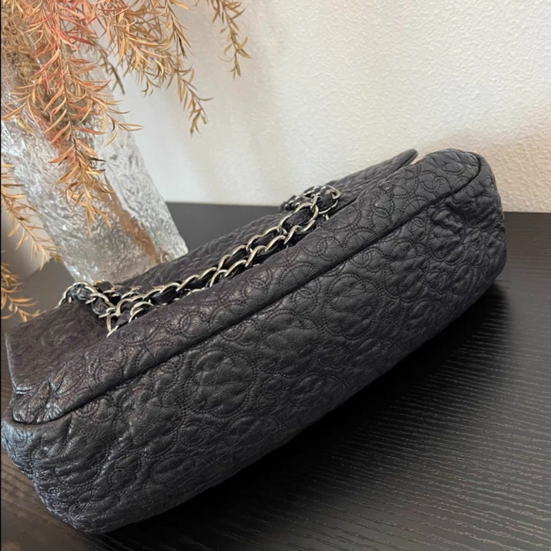 Chanel • Cf 30 稀有山茶花壓紋 黑銀油蠟牛皮機場包-9