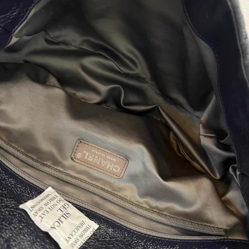 Chanel • Cf 30 稀有山茶花壓紋 黑銀油蠟牛皮機場包-13