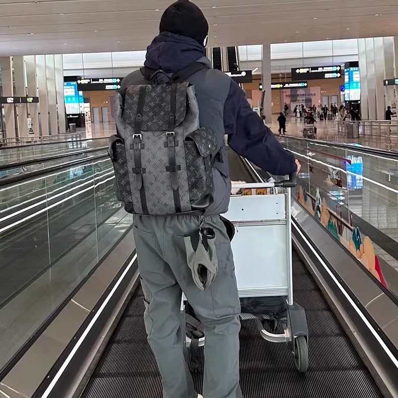 Louis Vuitton LV Christopher 黑武士 後背包 MM-44