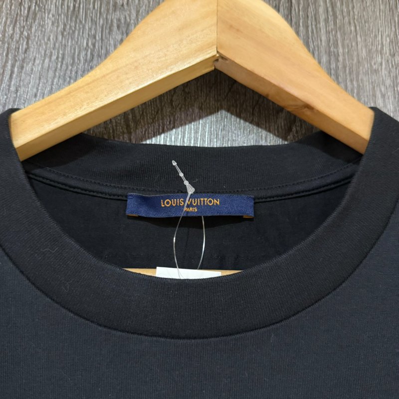 【美收精品】LV 黑色印花短袖上衣 2-393-8