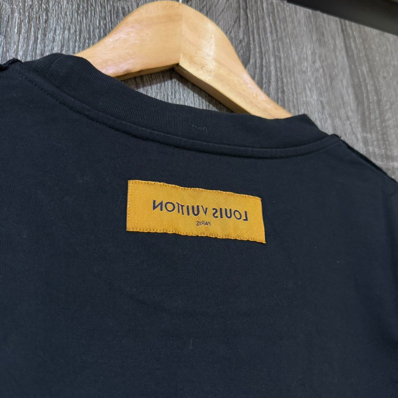 【美收精品】LV 黑色印花短袖上衣 2-393-10