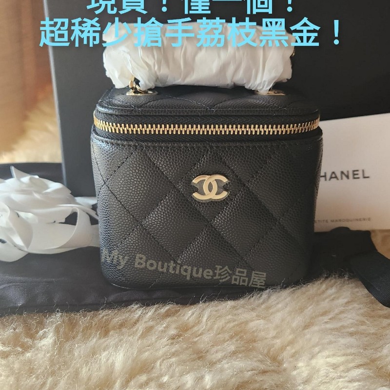 ❗️全新現貨❗️【My Boutique珍品屋】全新真品~Chanel超限量荔枝黑牛皮金鍊mini vanity小方盒子包 化妝箱包AP1340~coco方胖子參考-0