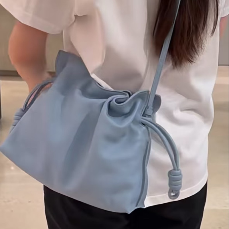 LOEWE flamenco 淺藍色福袋包(中號)-5