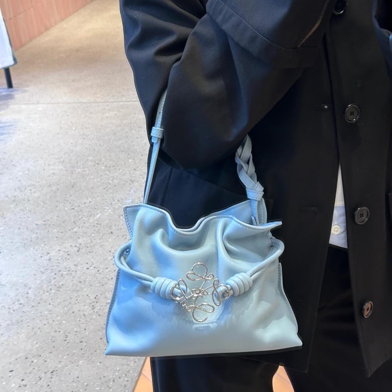 LOEWE flamenco 淺藍色福袋包(中號)-8