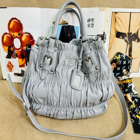 ✨售 二手真品 PRADA 羊皮抓皺手提斜背包