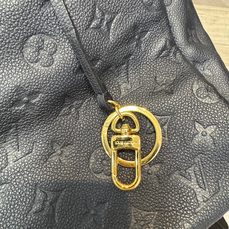 LV夜黑藍色牛皮壓紋 Artsy MM城市棍把包 M93448-17