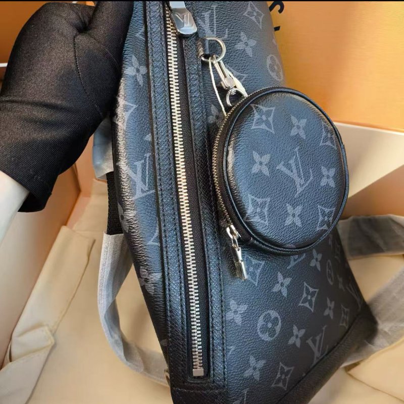 Lv 黑花胸包三角包Duo背包 男女同款 全新配件盒子塵袋-2