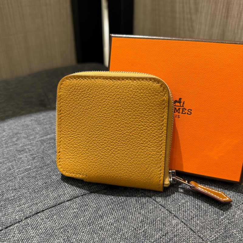 HERMES SILK IN 愛馬仕 駝色全皮方形絲巾拉鍊零錢包 B刻-1